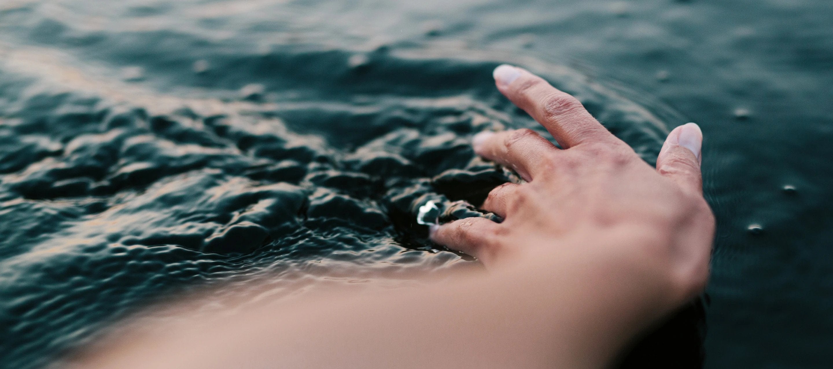 Водички руки. Вода в руках. Рука в море. Женская рука в воде. Рукой по воде.